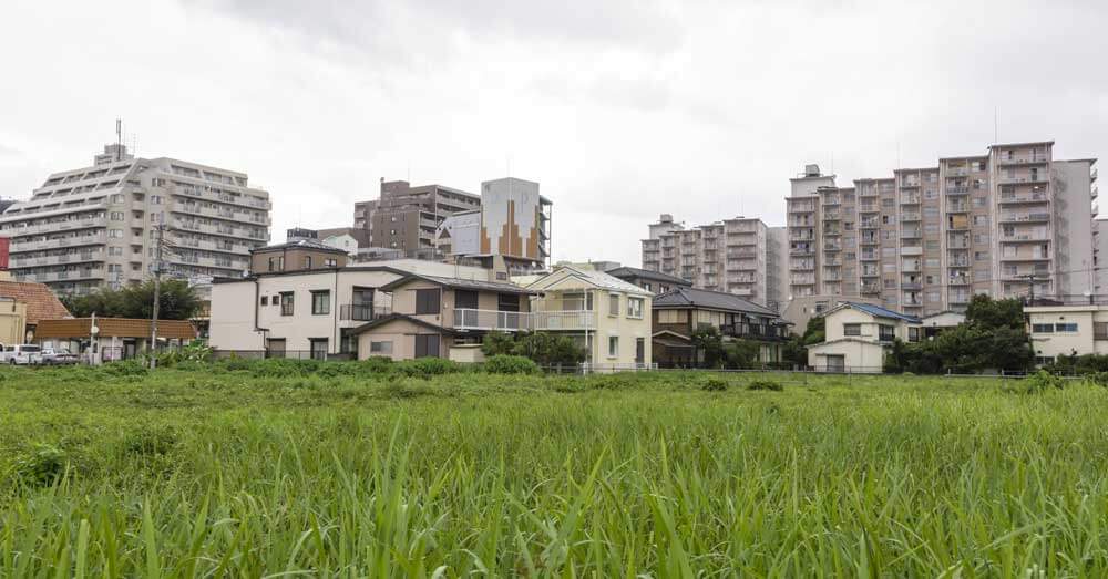 自宅の隣地を駐車場にしたら 固定資産税を軽減できる 不動産投資メディアのinvest Online インベストオンライン